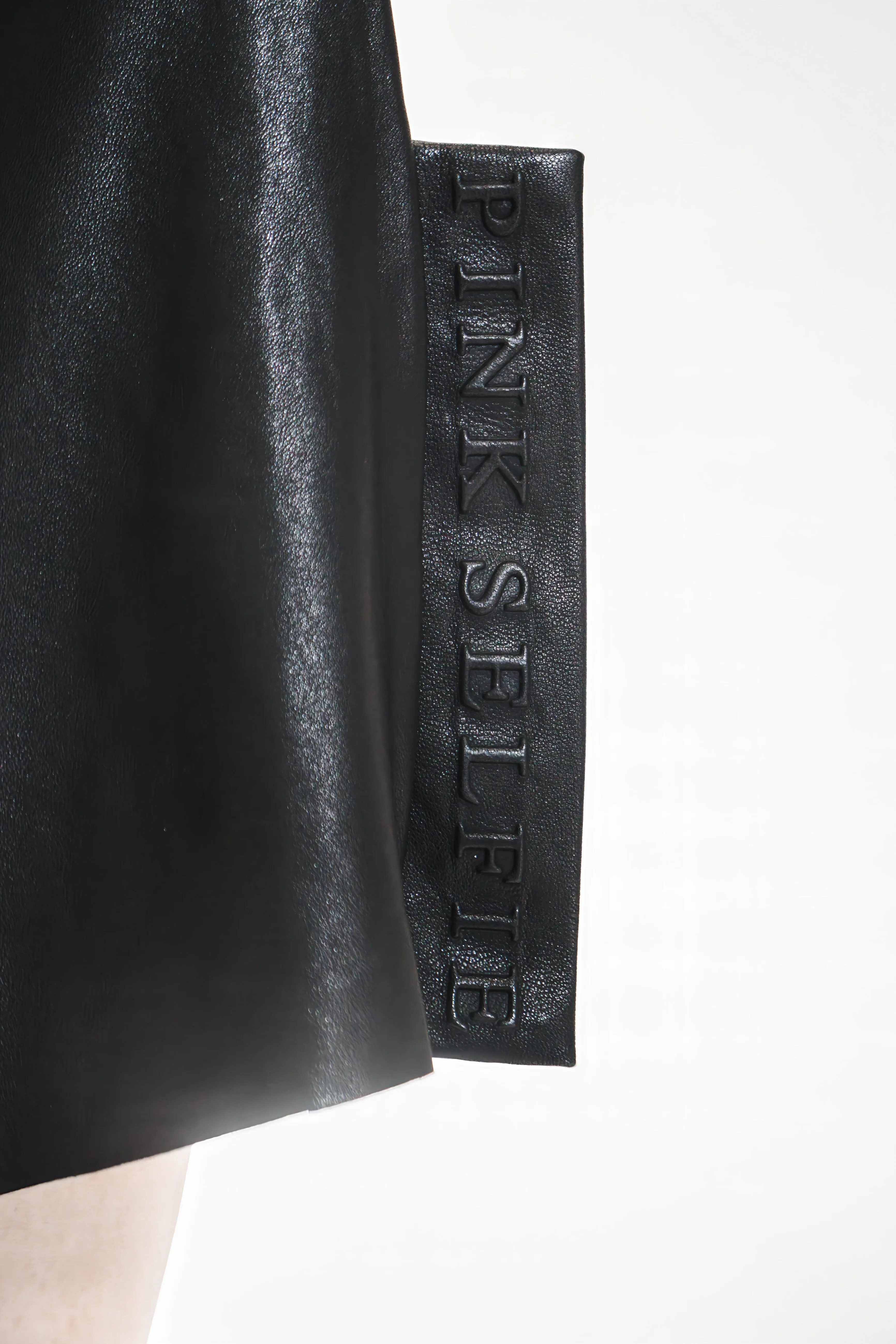 FASHIONABLE BLACK LEATHER FITTED PANTS